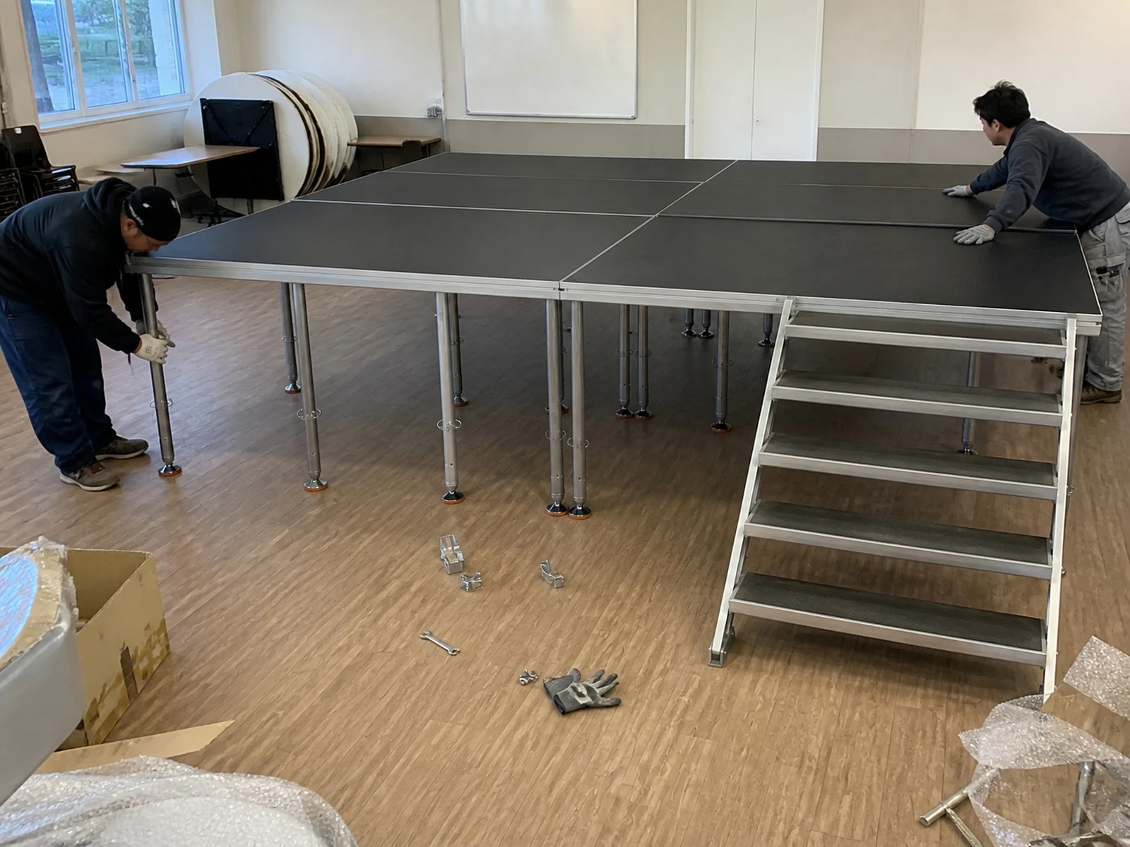 Vista 19 de Set Escenario 4x3 Metros con Escalera Optux