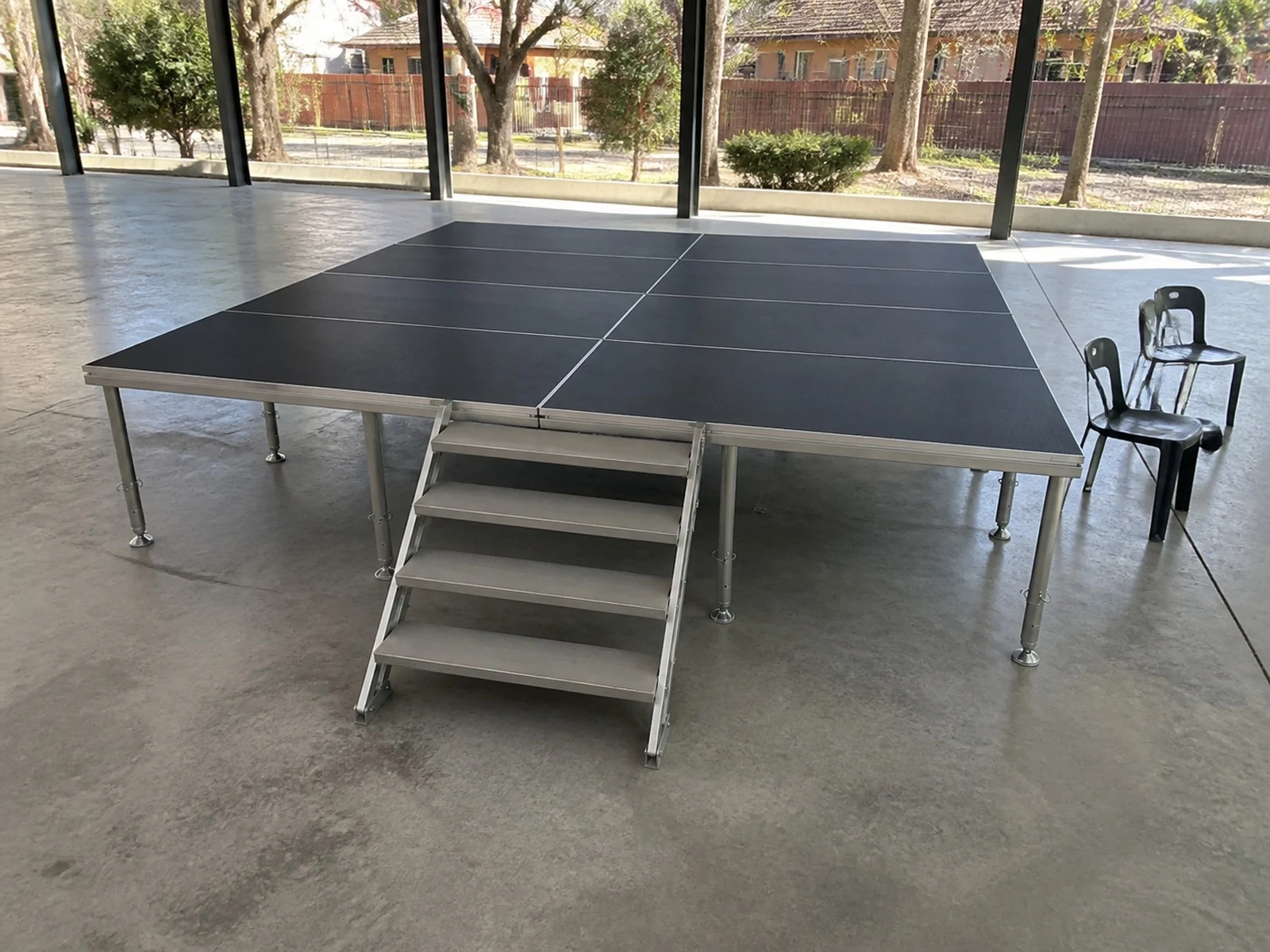 Vista 25 de Set Escenario 4x3 Metros con Escalera Optux